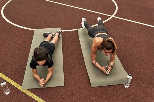 Ana ve oğlunun kalas yaparken yüksek açılı görüntüsü