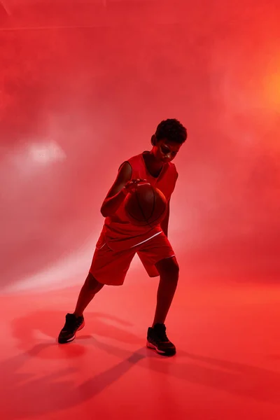 Boy basket pemain dribble dengan bola di studio — Stok Foto
