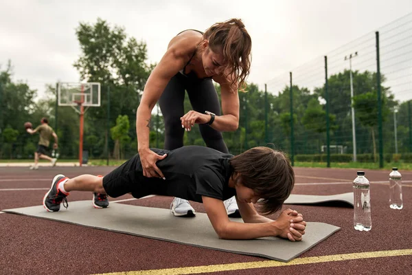Anne, oğluna kalas yapmasında yardım ederken ukalalara göz kulak ol.