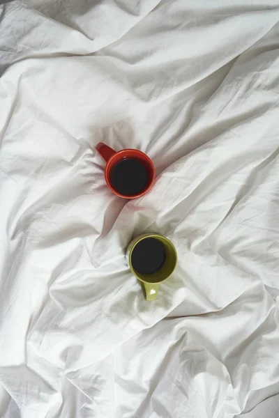 两杯茶或咖啡加毛毯在床上 — 图库照片