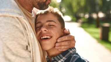 Baba Serebral felçli neşeli Kafkas oğluna sarıl