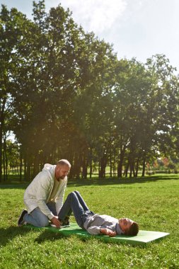 Baba oğul beyin felci ile egzersiz yapar.