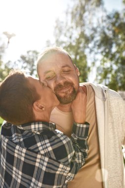 Serebral felçli çocuk, sarıl ve mutlu babasını öp.