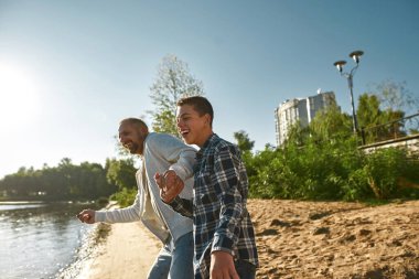 Baba oğlunla dinlenirken suya taş at.