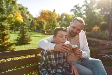 Baba oğlunu beyin felciyle besledi.