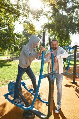 Serebral felçli çocuk babasının yanında yörüngede koşuyor.