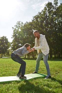 Mutlu baba oğlunun beyin felci geçirmesine yardım ediyor.