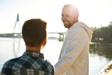 Gülümseyen baba ve oğul, beyin felci geçirmiş.