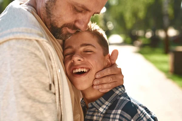 Baba kucaklaması, beyin felci geçirmiş mutlu bir genç oğul. — Stok fotoğraf