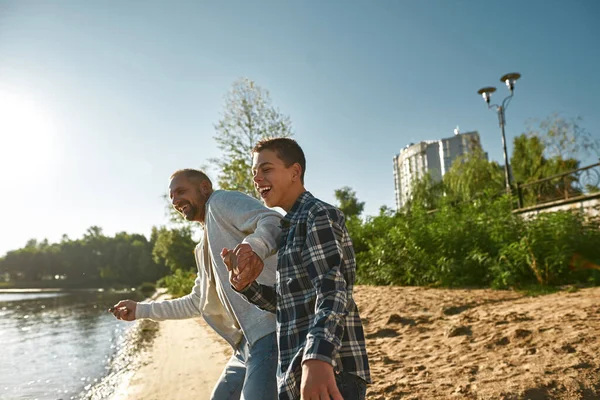 Baba oğlunla dinlenirken suya taş at.