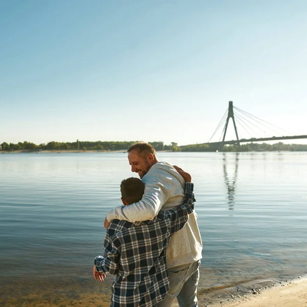Serebral felçli baba-oğul kucaklaşması.