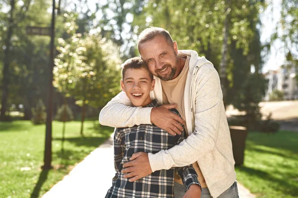 Serebral felçli oğlunu kucaklayan babanın ön görüntüsü. — Stok fotoğraf