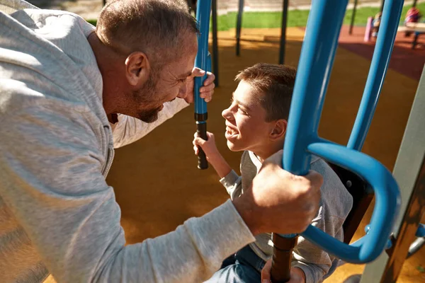 Dad and son with cerebral palsy look at each other — Φωτογραφία Αρχείου