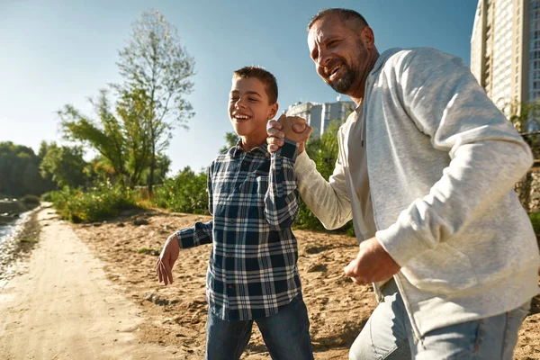 Sakat baba ve oğlu kumlu sahilde dinleniyor.