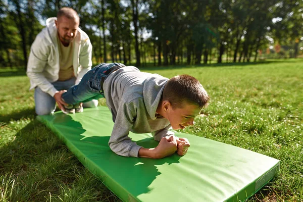 Avrupalı baba oğlunun beyin felci geçirmesine yardım ediyor.