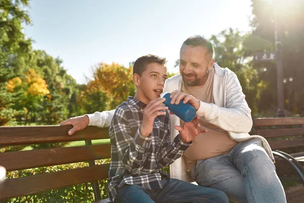 Baba su ver oğlum beyin felci geçirsin.