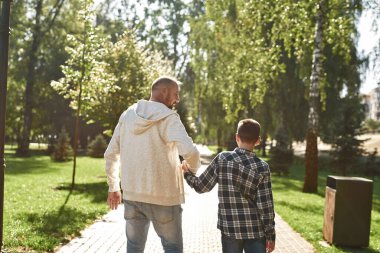 Serebral felçli baba ve oğlunun sırtından.