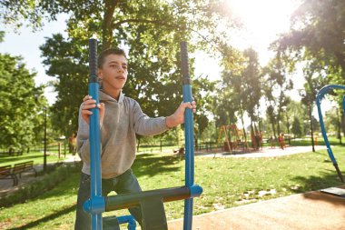 Serebral felçli odaklanmış çocuk yörüngede koşuyor.
