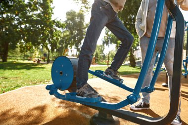Serebral felçli çocuk babasının yanında yörüngede koşuyor.