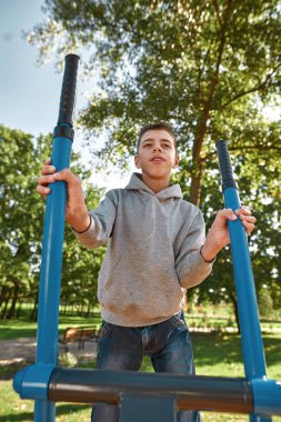 Serebral felçli çocuğun dibi yörüngede koşuyor.