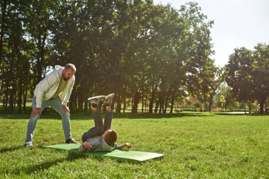 Baba, beyin felci geçiren oğlana bak.