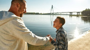 Özürlü baba ve oğul birlikte iyi vakit geçirin.