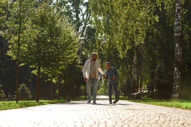 Beyinsel felçli, beyaz bir baba ve oğlu var.