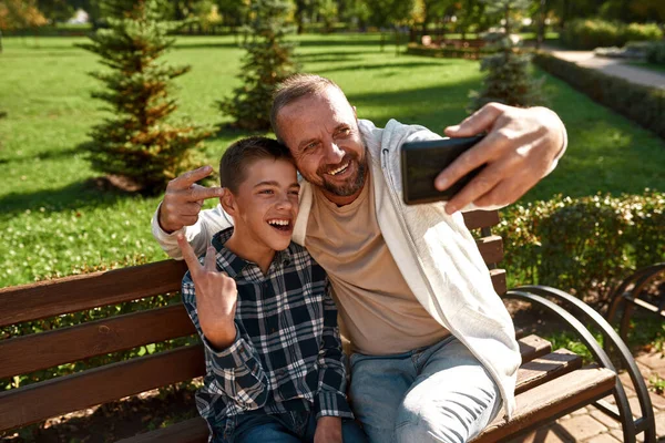 Serebral felçli baba ve çocuk selfie çekin. — Stok fotoğraf