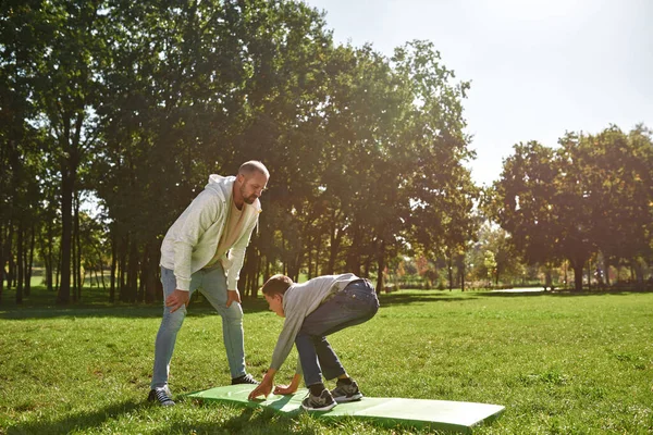 Baba, beyin felci geçiren oğluna bak, mekik çek.