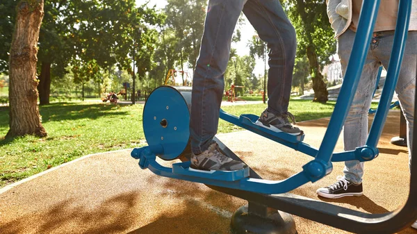 Engelli çocuk babasının yanında yörüngede koşuyor.