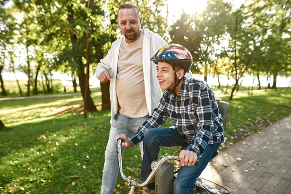 Ο μπαμπάς πάει ενώ ο γιος με εγκεφαλική παράλυση ποδήλατο βόλτα — Φωτογραφία Αρχείου