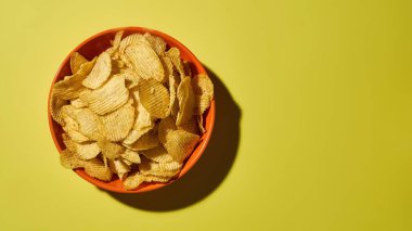 Bir kâse dolusu iştah açıcı patates cipsi.