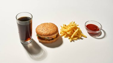 Fast food soda, hamburger, patates kızartması ve sos.