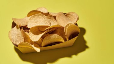 Lezzetli ve iştah açıcı cipsli karton kutu.