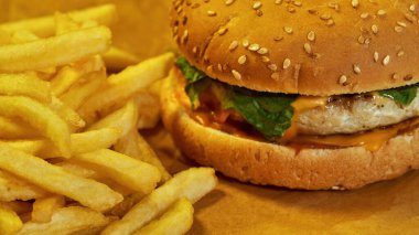 Kısmen hamburger ve patates kızartması.