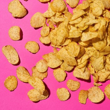 Lezzetli patates cipsinin kırpılmış görüntüsü.