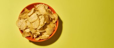 Bir kase dolusu lezzetli ve iştah açıcı patates cipsi.