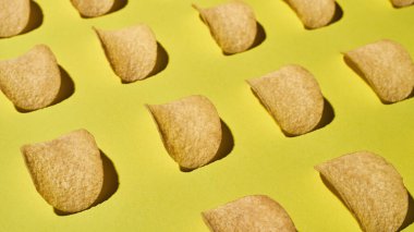 İştah açıcı patates cipsi koleksiyonu.