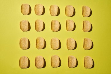 Lezzetli patates cipsi koleksiyonunun en üst görüntüsü