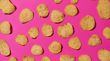 Lezzetli ve iştah açıcı cipslerin kısmi görüntüsü