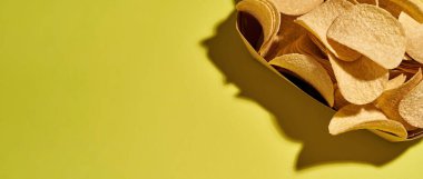 Çiplerle dolu karton kutunun kısmi üst görüntüsü