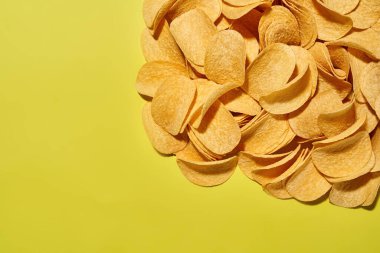 Lezzetli patates cipslerinin üst görüntüsü.