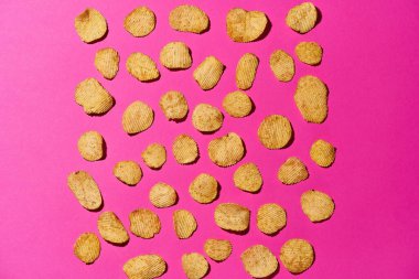 Pembe arkaplanda izole edilmiş satırlardaki çipler