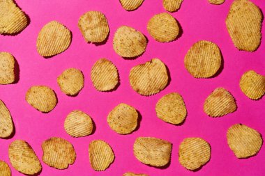 Sıraya dizilmiş lezzetli ve iştah açıcı cipslerin kırpılmış görüntüsü