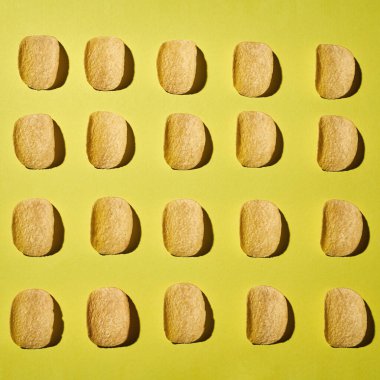 Lezzetli ve iştah açıcı cipslerin üst görüntüsü