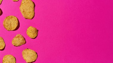 Patates cipsi koleksiyonunun üst görüntüsü.