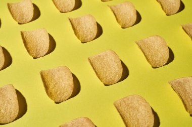 Lezzetli ve iştah açıcı cipslerin bir kısmı.