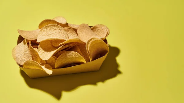 Bovenaanzicht van kartonnen doos met heerlijke chips — Stockfoto