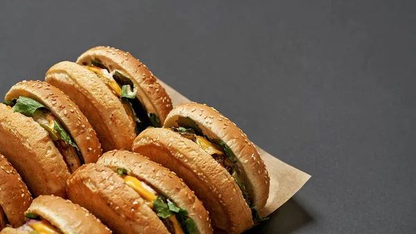 Close parcial de hambúrgueres saborosos e apetitosos — Fotografia de Stock