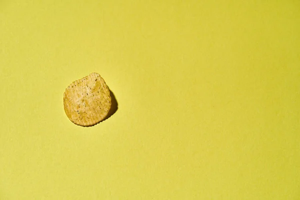 Bovenaanzicht van heerlijke en smakelijke aardappel chip — Stockfoto